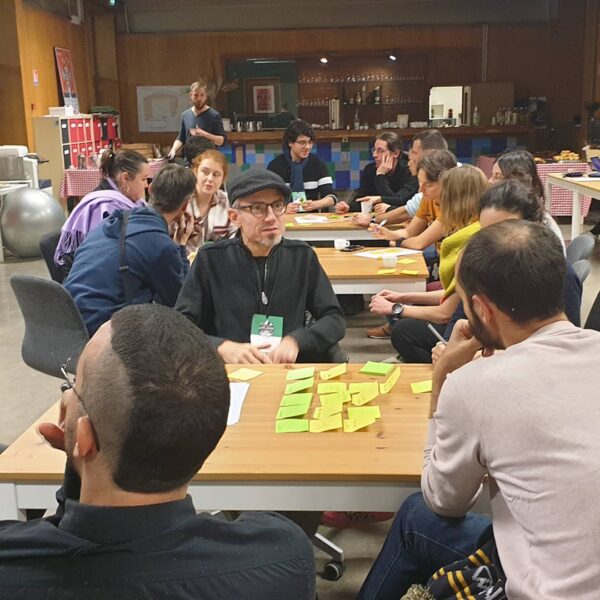Participants des UX Camp 2023 autour d'une table d'un atelier