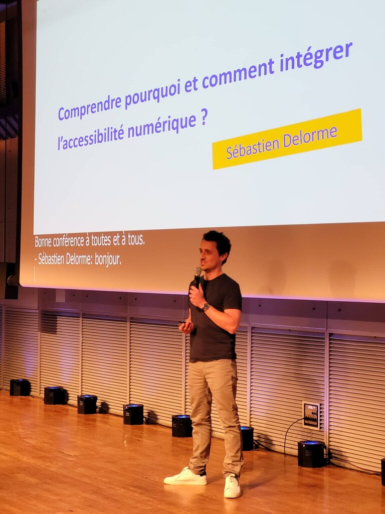 Sébastien DELORME devant la slide introduisant sa conférence sur "Comprendre pourquoi et comment intégrer l'accessibilité numérique ?"